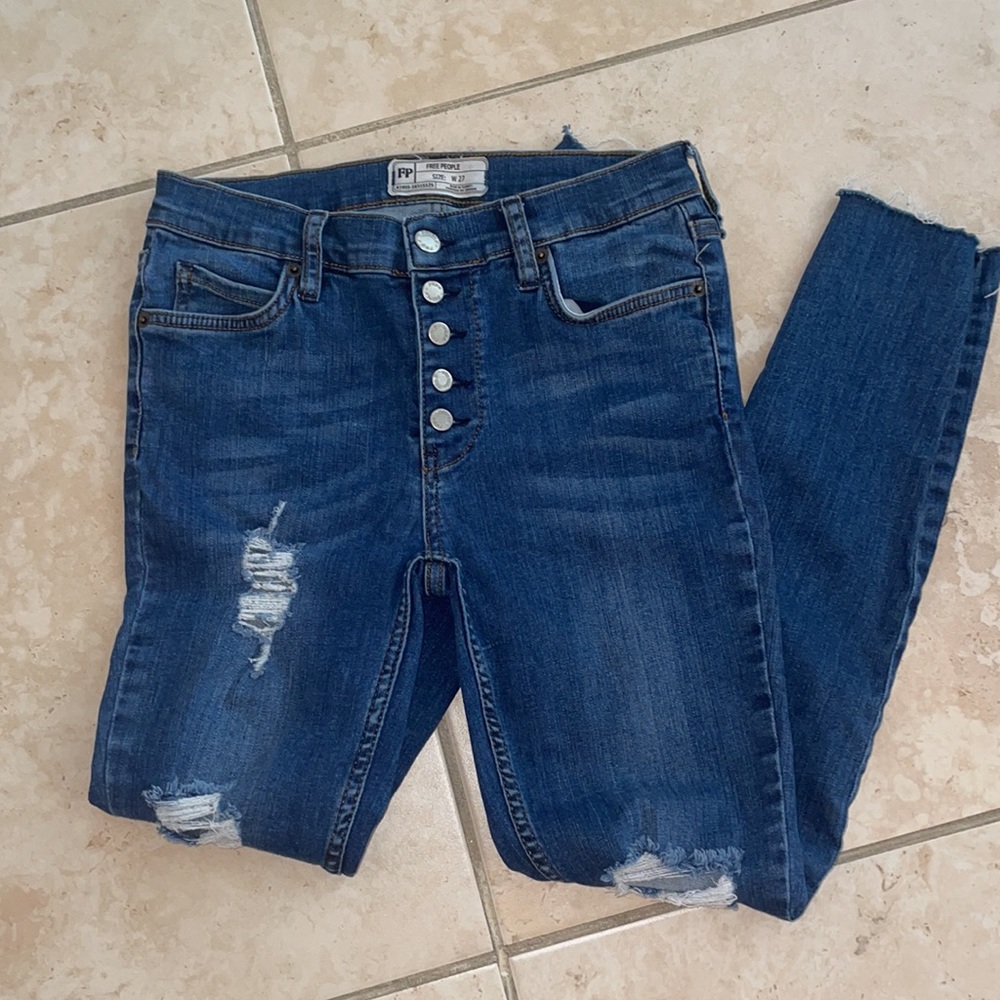 Free People Skinny Jeans. distressed denim. Button up front. size 27